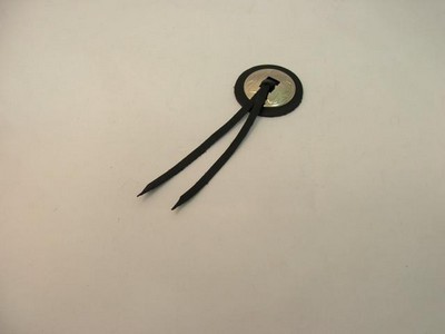 CONCHO DE PIEL NEGRO Y CROMADO, LISO. UNIDAD