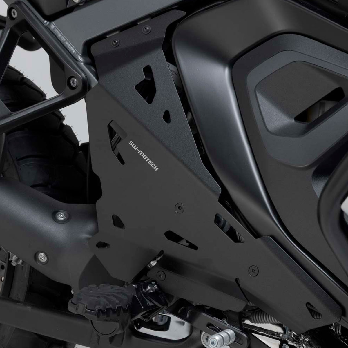 Protector pie de cadena o escape BMW R1300GS ADV 24+ SWMotech