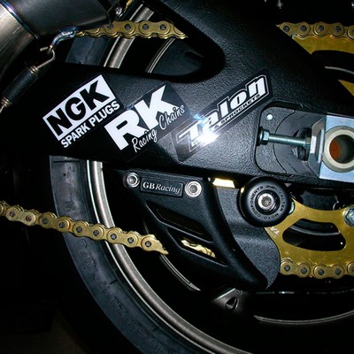 Aleta tiburon GB Racing universal para proteger el pie Â· 3