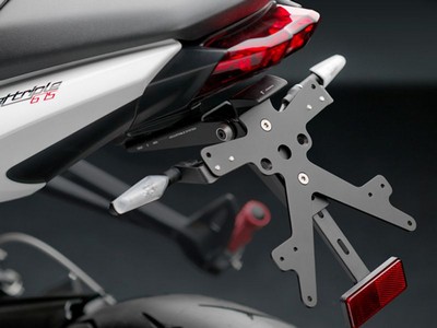 Portamatriculas Triumph Daytona 675-R-Street Triple-R Rizoma Modelo Fox Â· 3