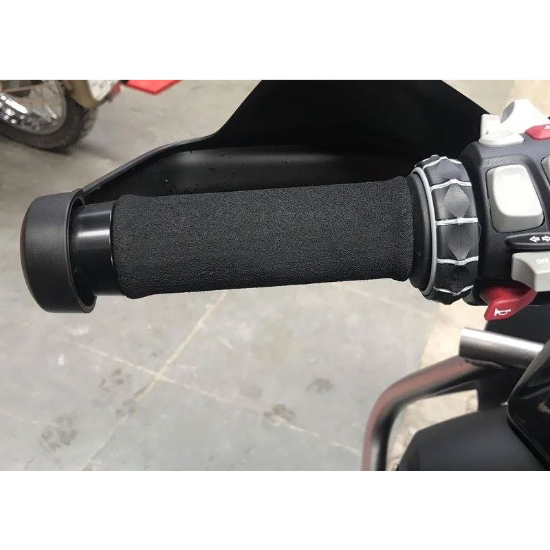 Cubre puños de goma universal para moto color negro Nilmoto Cubre puños de goma universal para moto color negro Nilmoto